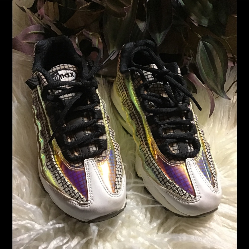 Youth size 4.5Y Nike air max shoes/ sneaker street core back to school